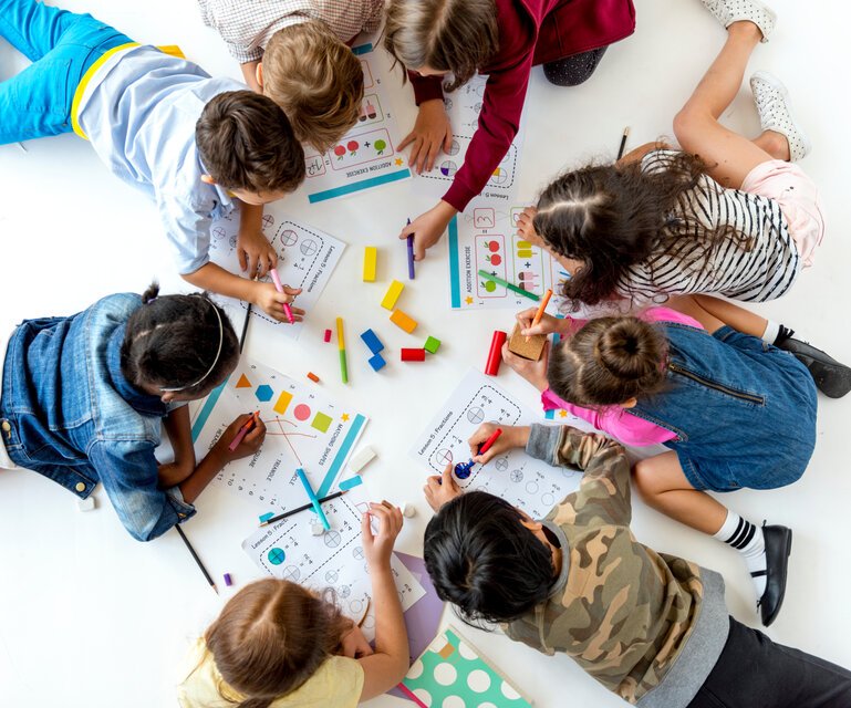 Enfants utilisant du matériel pour des jeux de maths